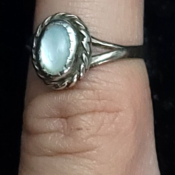 925 Sterling Silver Mother Of Pearl Ring Size 4 - Picture 2 of 7